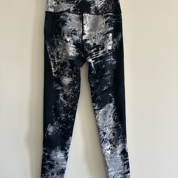 Zella kids size 10/12 Black and White Patterned Leggings - Picture 2 of 4